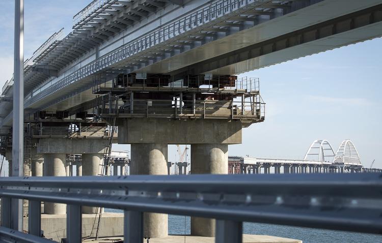 В Крыму посмеялись над сообщениями о проседании моста через Керченский пролив