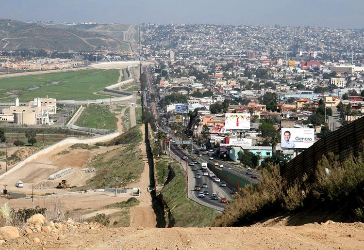 Глава Пентагона подтвердил право применять оружие на границе с Мексикой