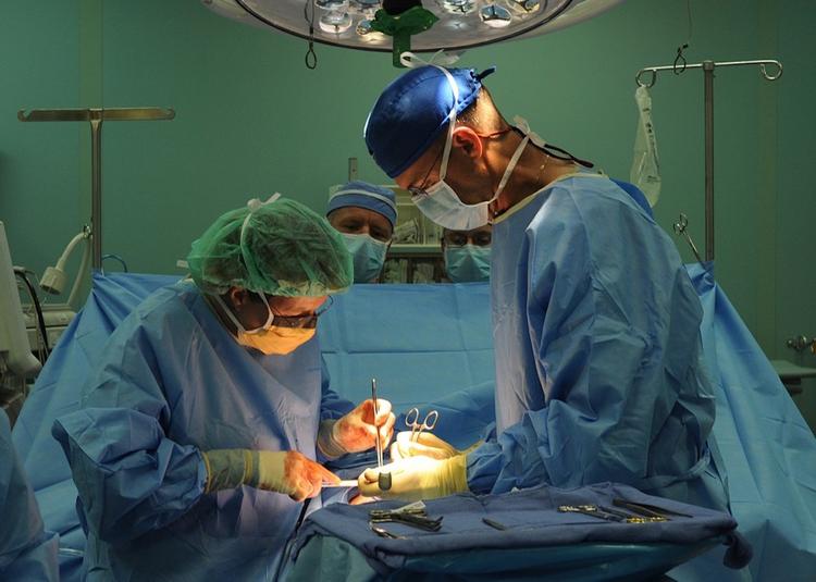 Свердловские хирурги удалили ребенку злокачественную опухоль весом 2 кг