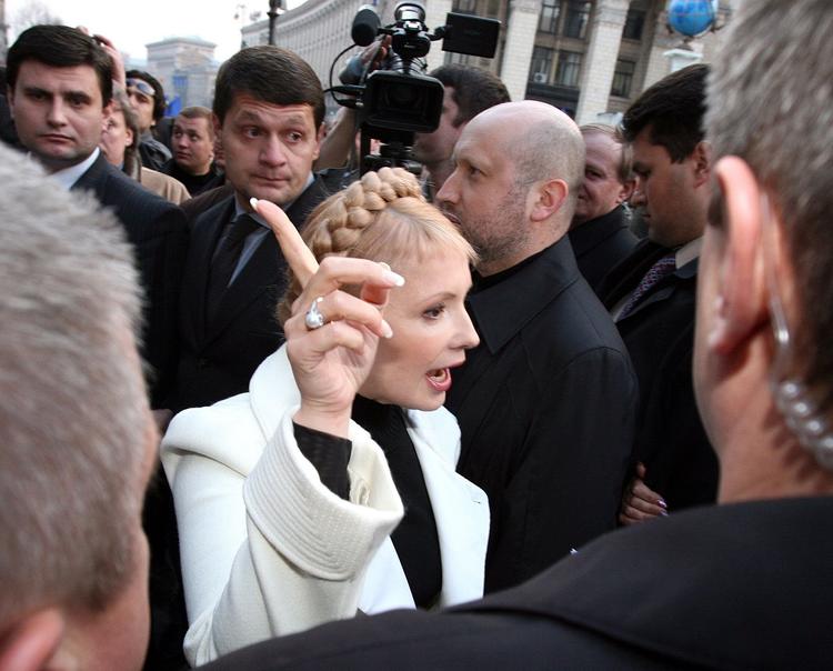 Украинцы массово и панически бегут из страны, заявила Тимошенко