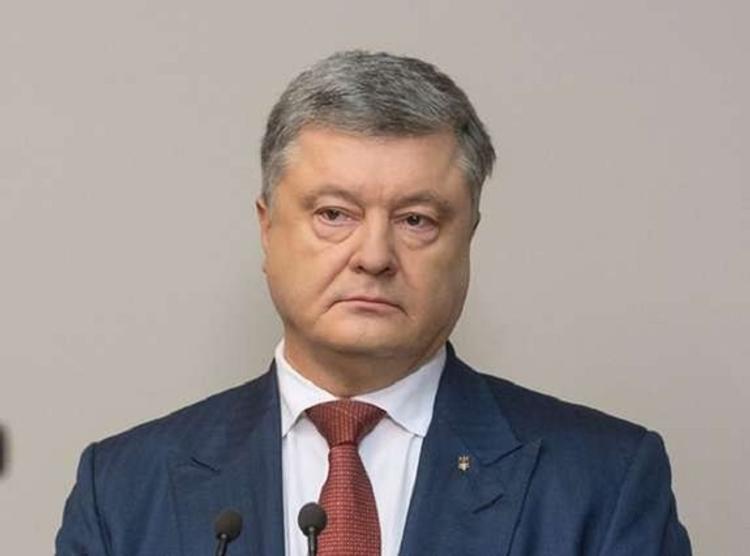 Порошенко подписал указ о введении военного положения на Украине