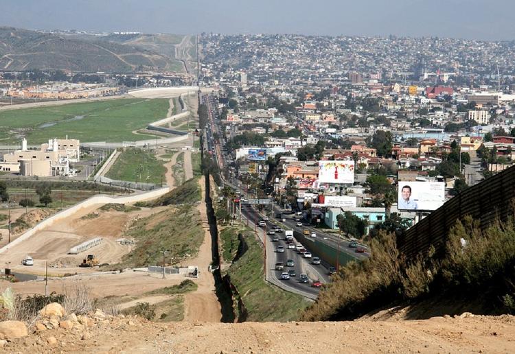 Сотни нелегальных мигрантов пытались прорваться из Мексики в США