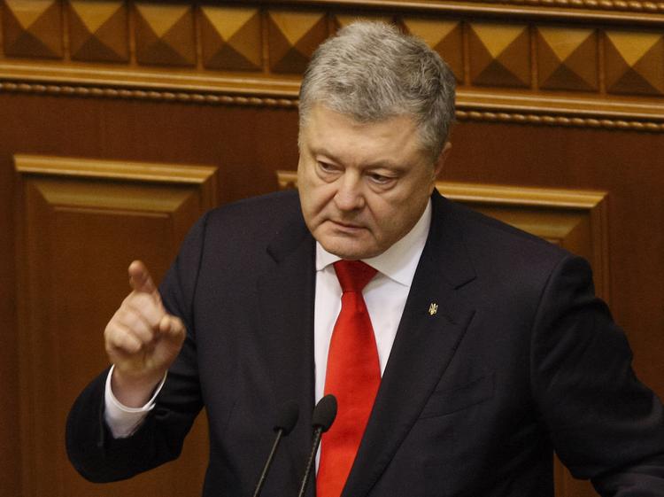 Политолог считает, что Петр Порошенко раскалывает Украину военным положением