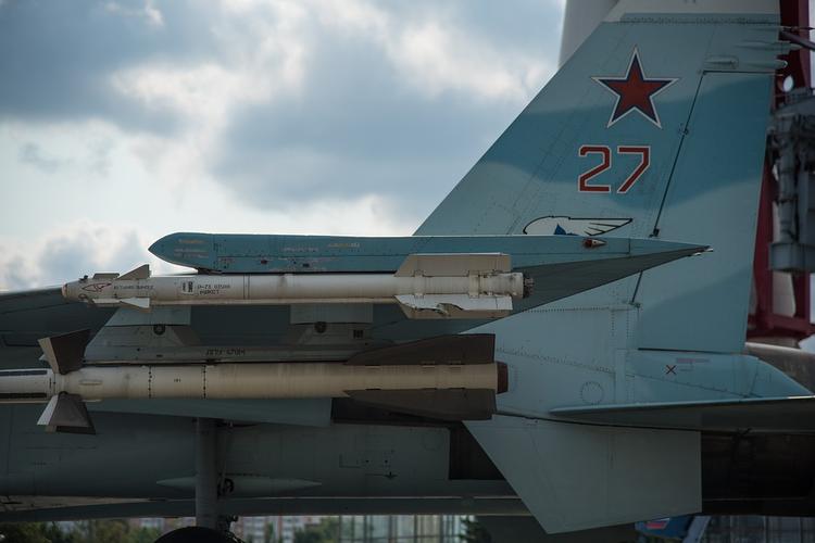 В Сети появилось видео переброски истребителя Су-27 с помощью Ми-26