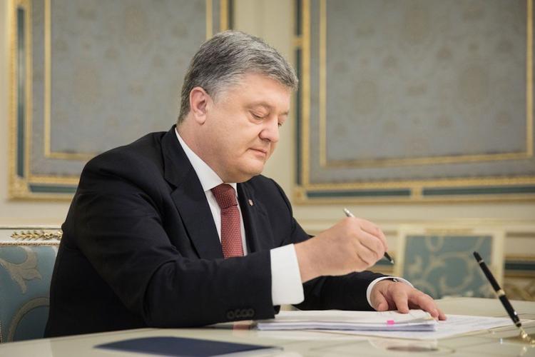 Порошенко подписал указ о введении на Украине военного положения