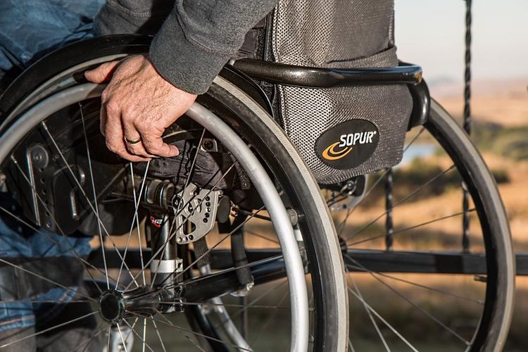 Инвалидов на колясках с двигателями приравняли в России к пешеходам