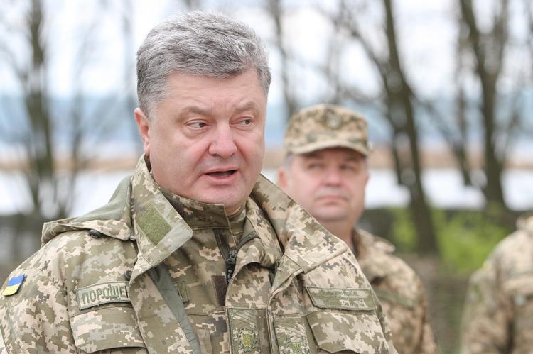 Украине предрекли катастрофу из-за объявленного Порошенко военного положения