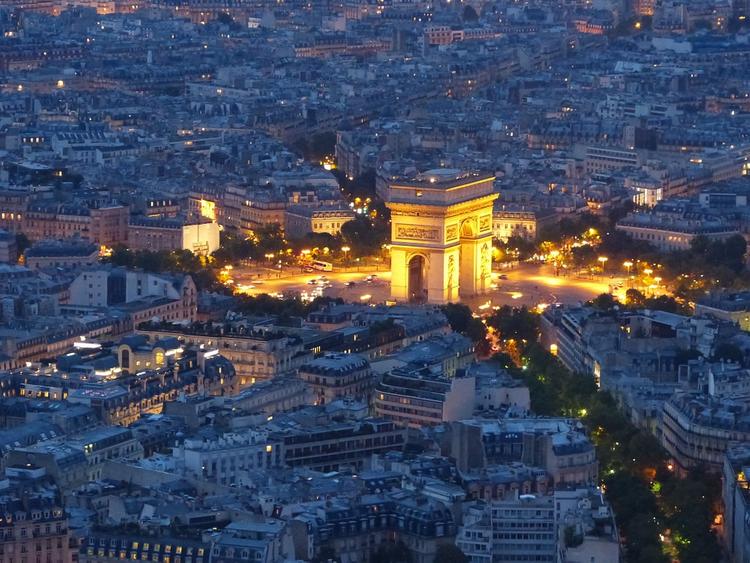 Участники массовых протестов в Париже разгромили знаменитую Триумфальную арку