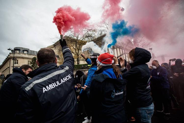 Четыре человека погибли из-за протестов во Франции