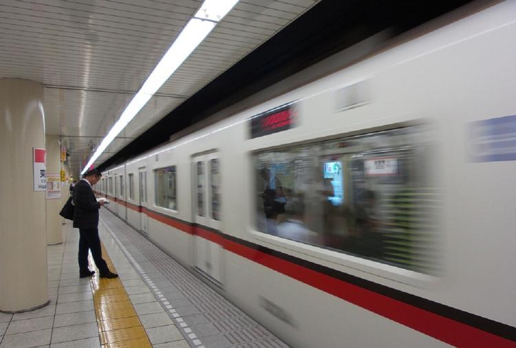 Тысячи жителей Токио не попали на работу из-за сбоя на линии метро