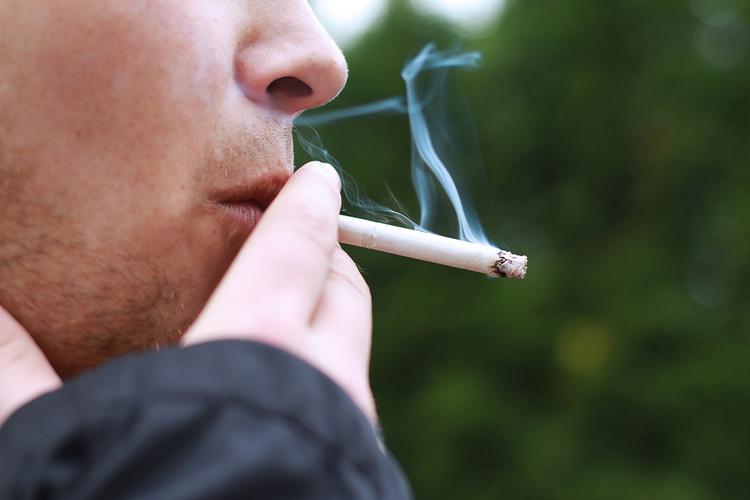 Нарколог: Из-за повышения цен на табак люди не перестанут курить