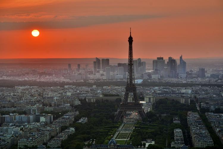 Париж высказался против вмешательства США в дела Франции