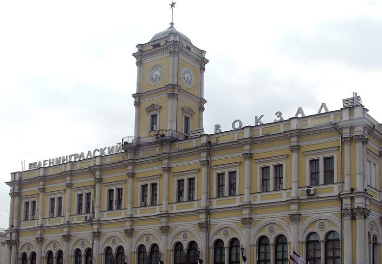 Из-за угрозы взрыва экстренно эвакуировали Ленинградский вокзал в Москве