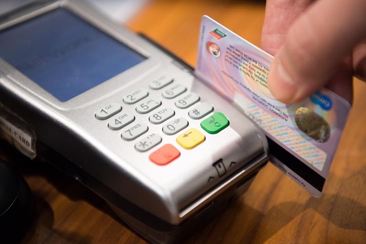 С карточек московских пенсионеров мошенники похитили 10 миллионов рублей