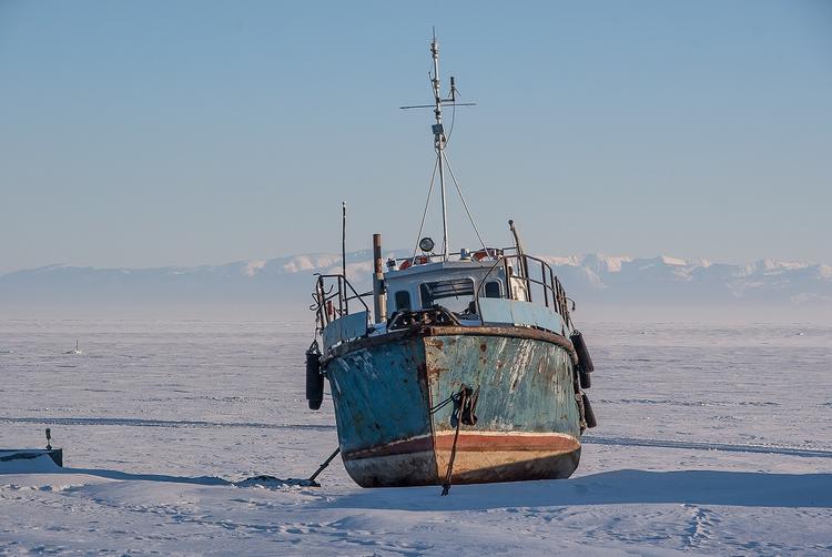 На озере Байкал потерялись трое рыбаков