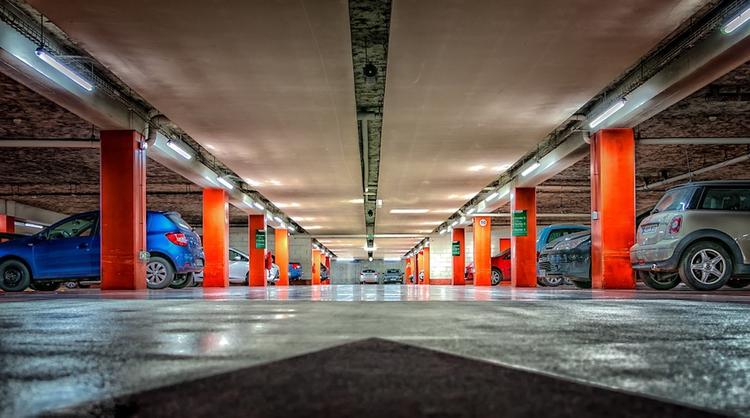 На подземной парковке в Москве нашли двух умерших мужчин