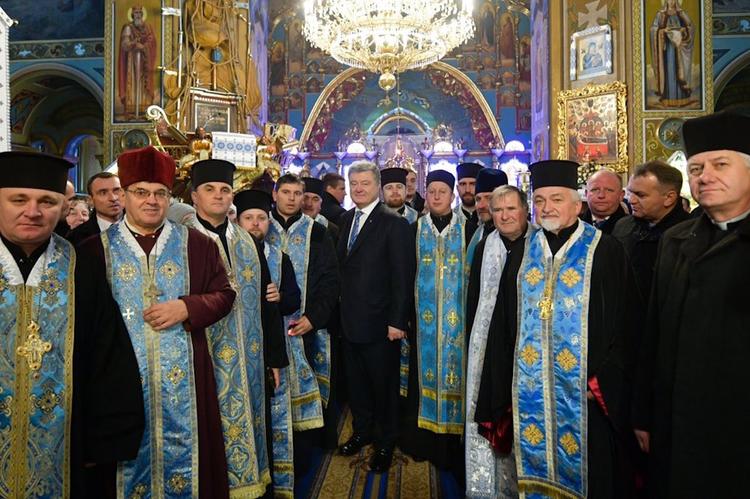 Президент Украины намерен принять участие в "объединительном соборе"