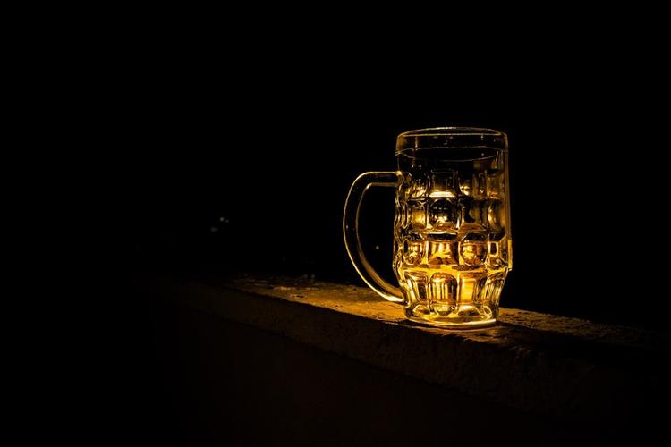 Житель Оренбурга сделал глоток пива в баре и сжег себе пищевод