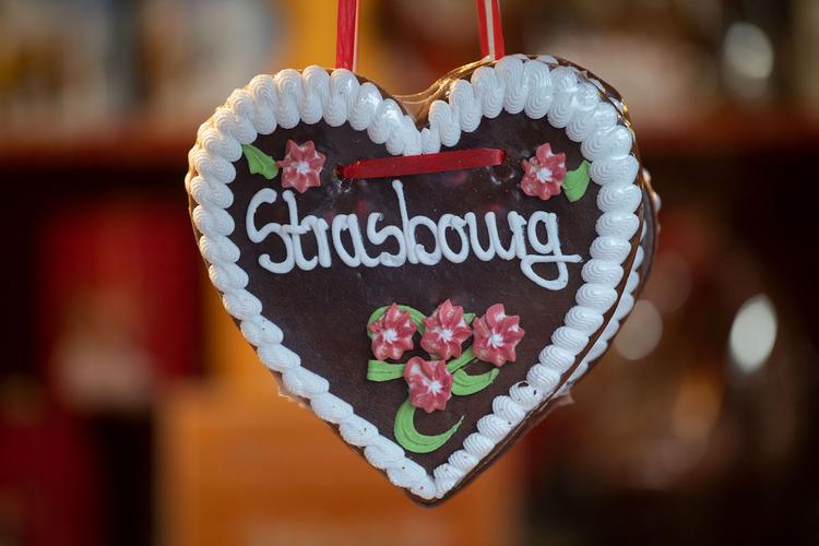 В центре Страсбурга впервые после теракта открылась рождественская ярмарка
