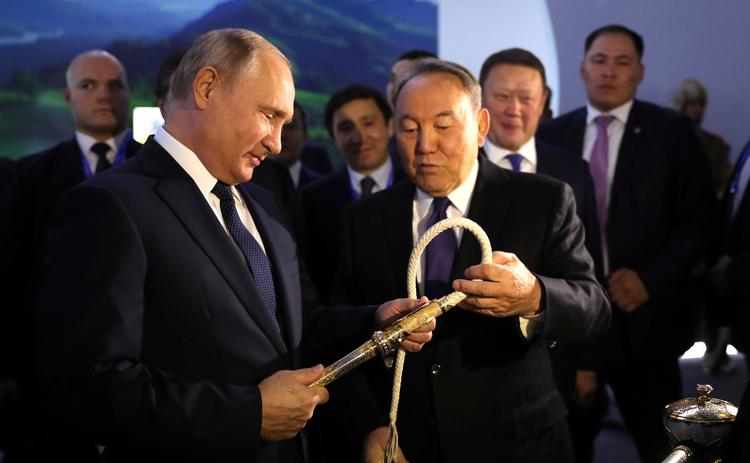 Владимир Путин поздравил главу Казахстана с Днем независимости
