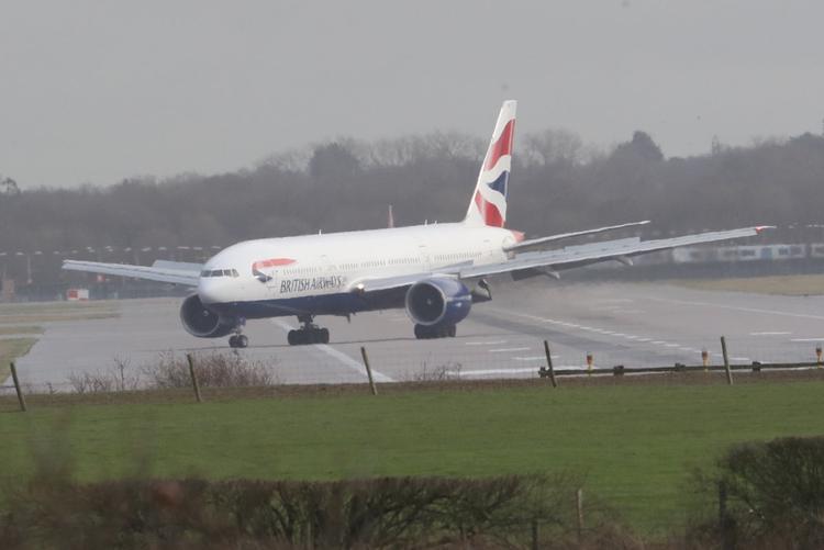 Аэропорт Гатвик в Лондоне возобновил работу после сбоя из-за беспилотников