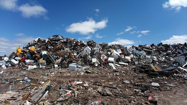 В Волгоградской области вывозят отходы с одной из самых крупных свалок