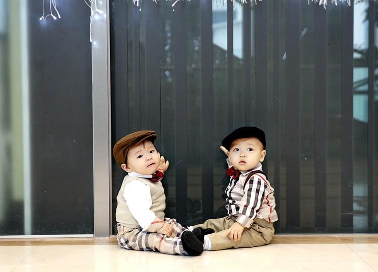 Видео, как двухлетний ребенок спас брата-близнеца