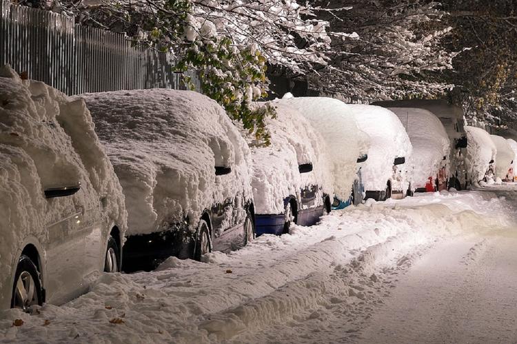 Москвичей предупреждают о снежных заносах на дорогах