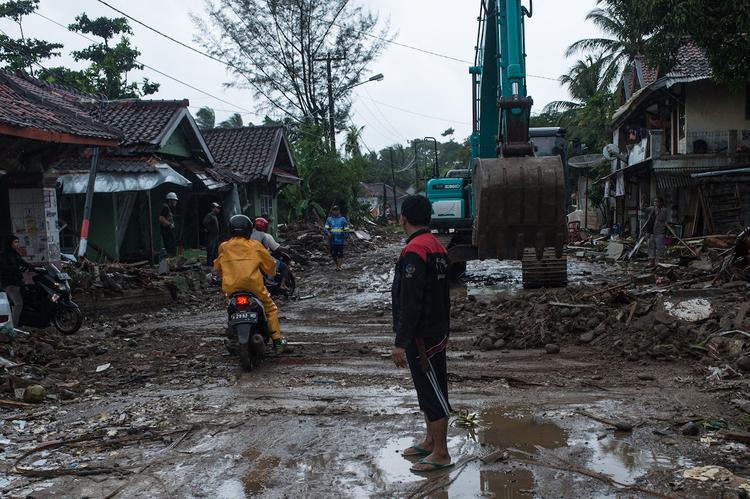 Количество жертв цунами в Индонезии увеличилось до 334 человек