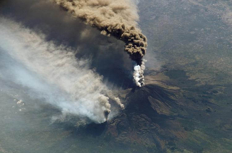 На Сицилии после землетрясения проснулся вулкан Этна