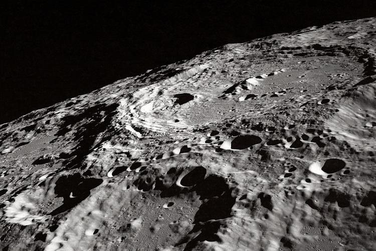 Китайский космический аппарат прислал первый снимок обратной стороны Луны