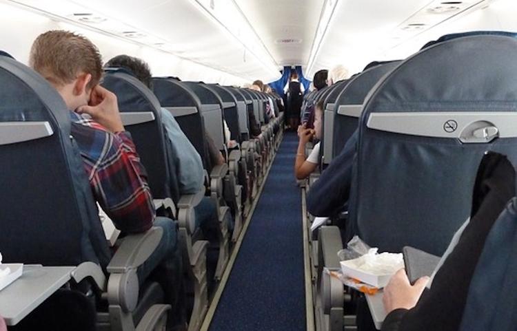 Пожар вспыхнул в самолете американской авиакомпании из-за электронной сигареты