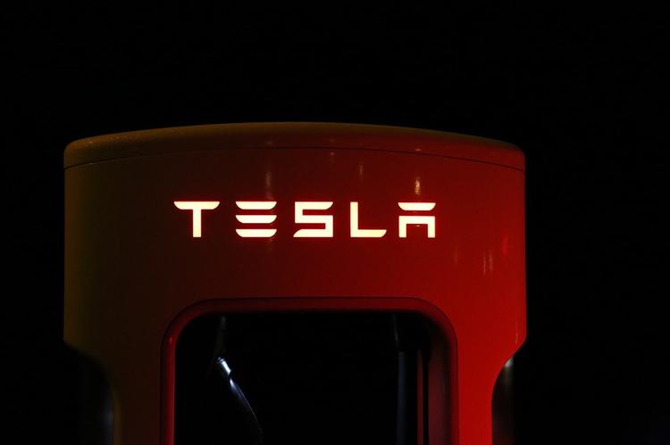 В США беспилотный автомобиль Tesla "насмерть сбил" российского робота