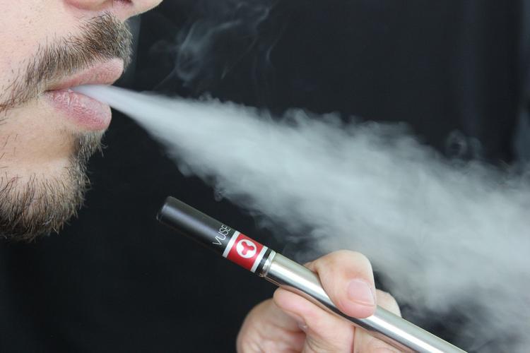 Учёные считают, что пар от электронных сигарет опасен для детей с астмой