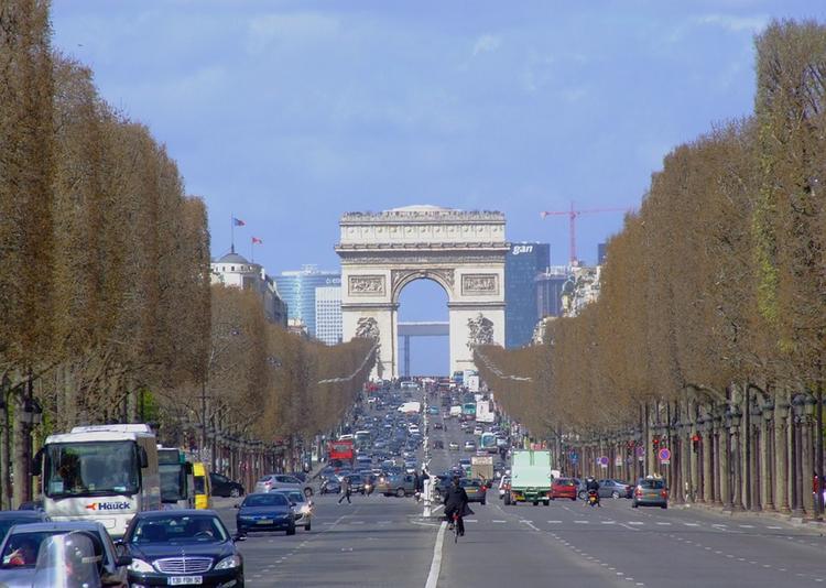 Париж готовится к акциям "желтых жилетов": Елисейские поля перекрыли забором