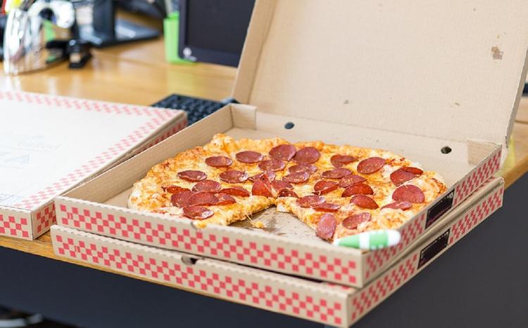 Авиадиспетчеры Канады послали коллегам из США сотни пицц