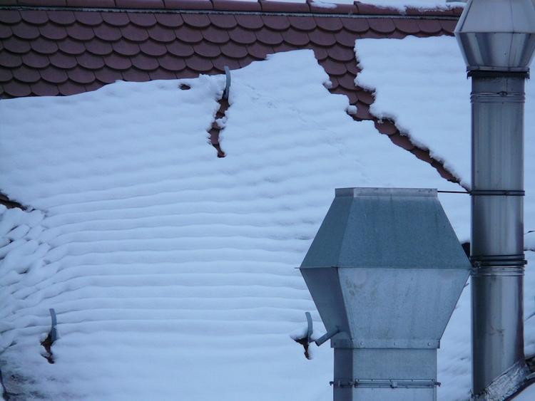 Крыша школы обрушилась в Саратовской области под тяжестью снега