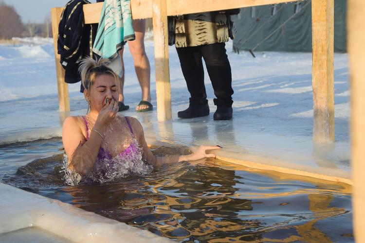Медики озвучили правила купания в проруби на Крещение