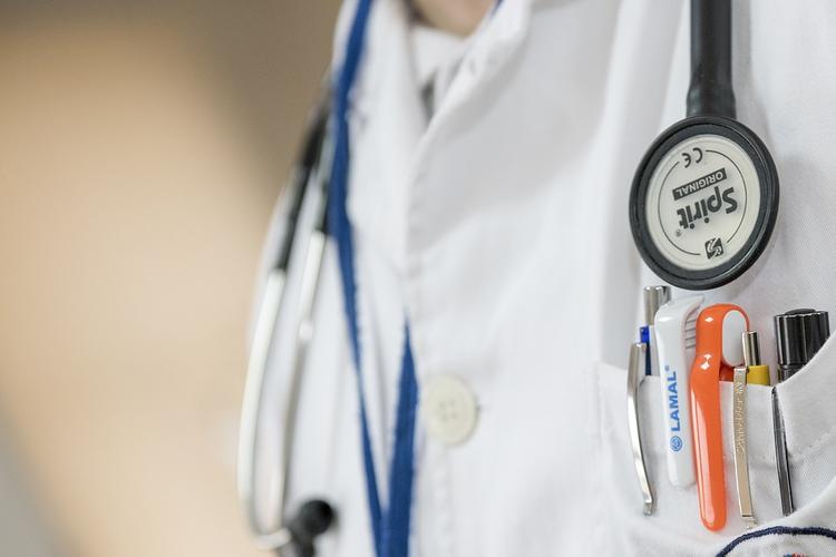 В сети обсуждают врачей "скорой": прошли мимо потерявшего сознание человека