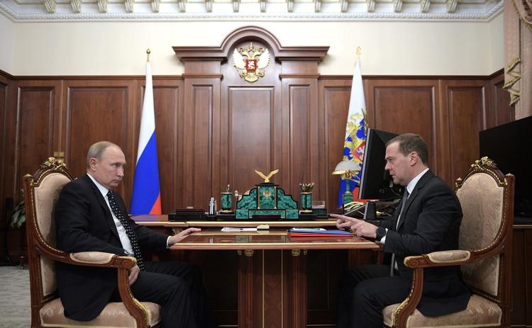 Путин и Медведев обсудили в Кремле реализацию госполитики в Арктике