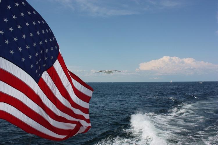 Опубликованы снимки вошедшего в акваторию Черного моря эсминца США