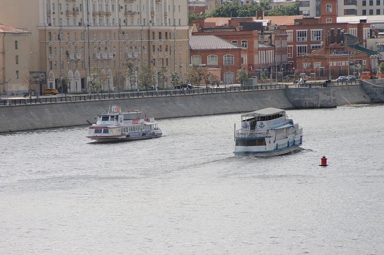 В Москве теплоход с пассажирами на борту врезался в причал