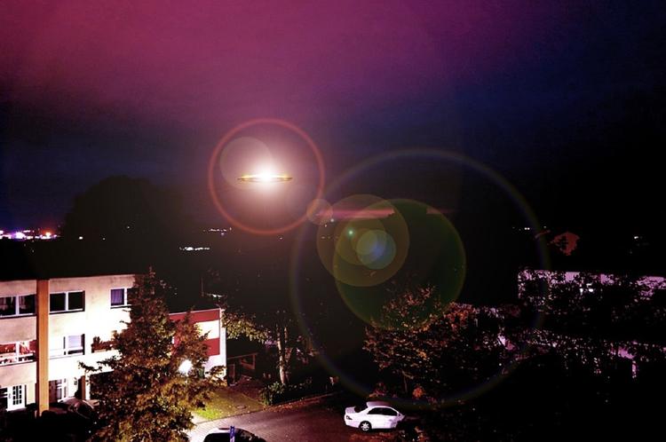 Полицейские в Испании сделали снимки НЛО над своим автомобилем