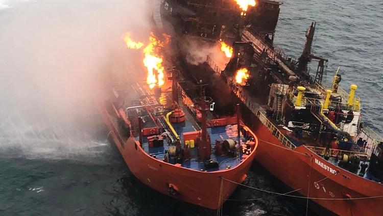 Пожар на танкерах в Черном море продолжает бушевать