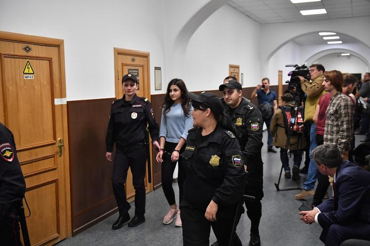Адвокат: одна из сестер Хачатурян выписывается из квартиры своей бабушки
