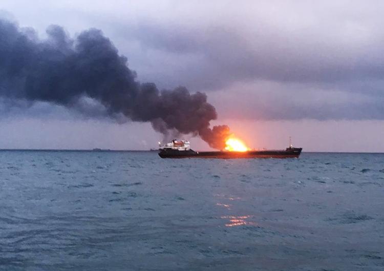 Открытое горение прекратилось на одном из танкеров в Черном море