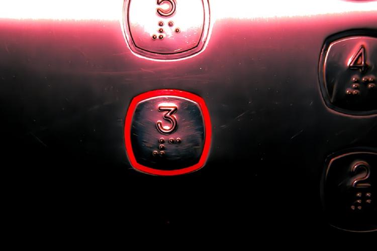 В Нью-Йорке женщина трое суток провела в застрявшем лифте
