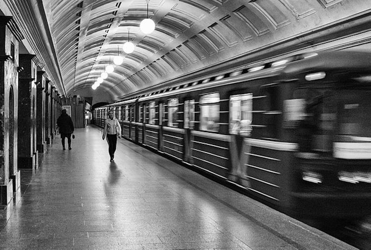 Упавшим на рельсы в московском метро оказался подросток