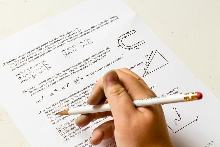 В школах Грузии отменили выпускные экзамены