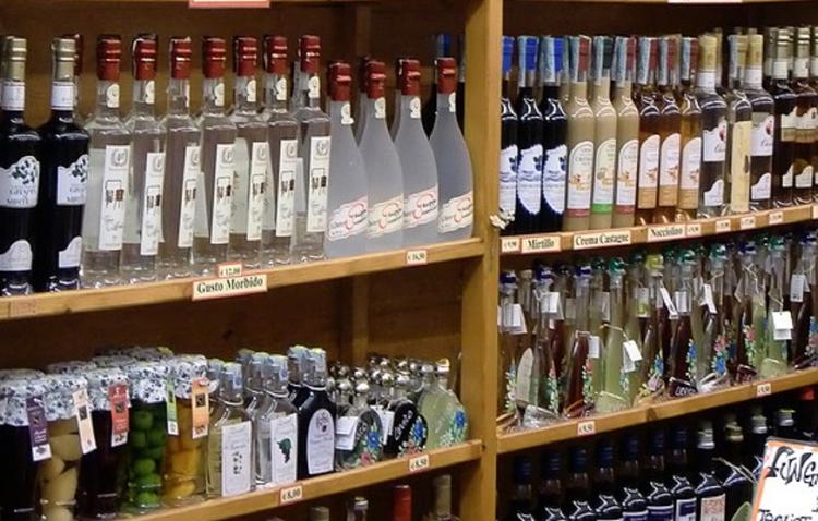 В Госдуме предложили убрать алкоголь с витрин магазинов